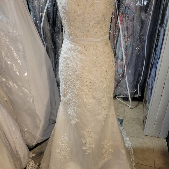 Elegant White Lace Off-Shoulder Dress - Picture 3 of 13